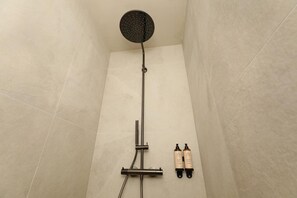 Een douche, handdoeken