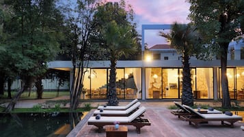 2 outdoor pools