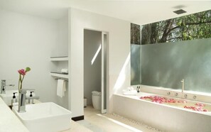 Separate bathtub and shower, hair dryer, slippers, towels - The Forest (Siem Reap)