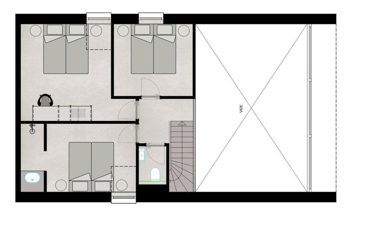 En hotellrumslayout med två sängar, ett badrum, ett litet kök och ett stort fönster.