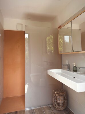 Dusche, Haartrockner, Handtücher, Toilettenpapier