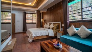 Une chambre à coucher avec un lit, un canapé, une table basse en bois et une fenêtre avec des rideaux.