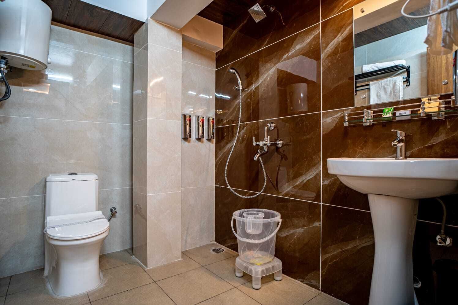 Phòng Deluxe | Phòng tắm | Buồng tắm vòi sen, đồ dùng nhà tắm miễn phí, khăn tắm, xà phòng 
