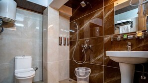 Une salle de bain moderne équipée de toilettes, d’une douche et d’un lavabo.