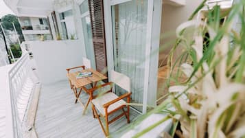 Suite Deluxe, vista al mar | Restaurante al aire libre