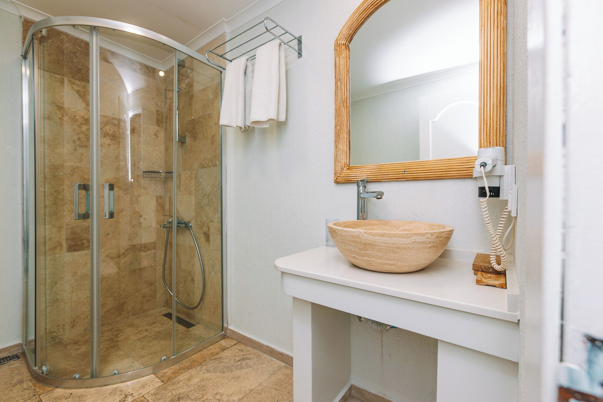 Suite Deluxe, vista al mar | Baño | Regadera, amenidades de baño gratuitas, secadora de cabello, toallas 