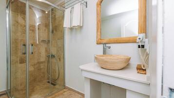 Suite Deluxe, vista al mar | Baño | Regadera, amenidades de baño gratuitas, secadora de cabello, toallas