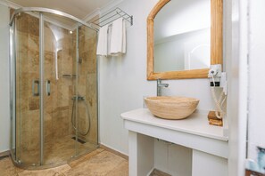 Suite Deluxe, vista al mar | Baño | Regadera, amenidades de baño gratuitas, secadora de cabello, toallas 