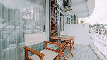 Suite Deluxe, vista al mar | Restaurante al aire libre