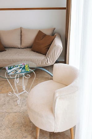 Suite Deluxe, vista al mar | Área de sala de estar