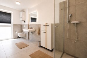 Shower, hair dryer - Helles City Apartment mit Terrasse (Wien)