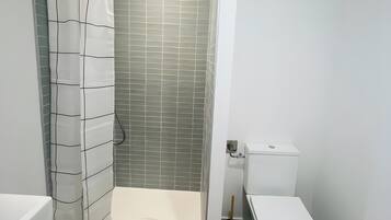 Een douche, handdoeken
