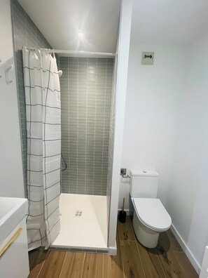 Een douche, handdoeken