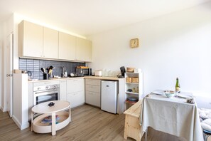 Fridge, microwave, oven, stovetop - Les Embruns – Walk to the Beach, Balcony Included (Fouesnant)