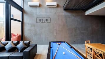 Villa, 5 soverom, balkong, bassengutsikt | Spillrom