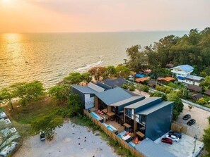 Ein Küstenhotel mit Pool, mehreren Zimmern und Meerblick.