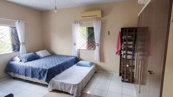 Tabla de planchar con plancha, wifi y ropa de cama