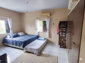 Tabla de planchar con plancha, wifi y ropa de cama 