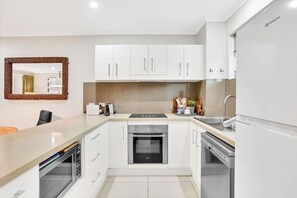 Fridge, microwave, oven, stovetop - Tropical Tranquility at Casa Verde Palm Cove (Palm Cove)