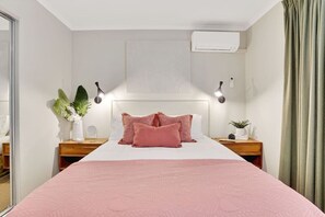 2 habitaciones, tabla de planchar con plancha, cuna de viaje y wifi 