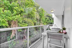 Outdoor dining - Tropical Tranquility at Casa Verde Palm Cove (Palm Cove)
