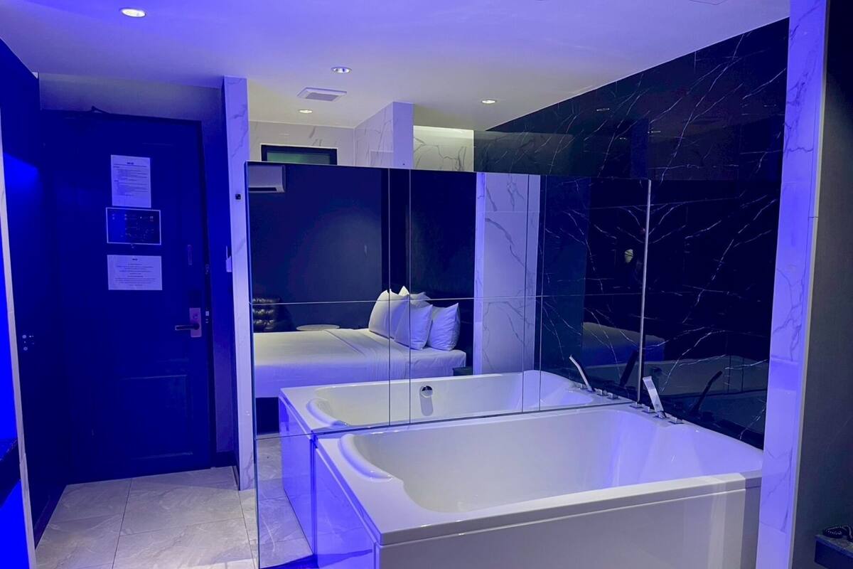 Deluxe with Bathtub | 책상, 무료 WiFi