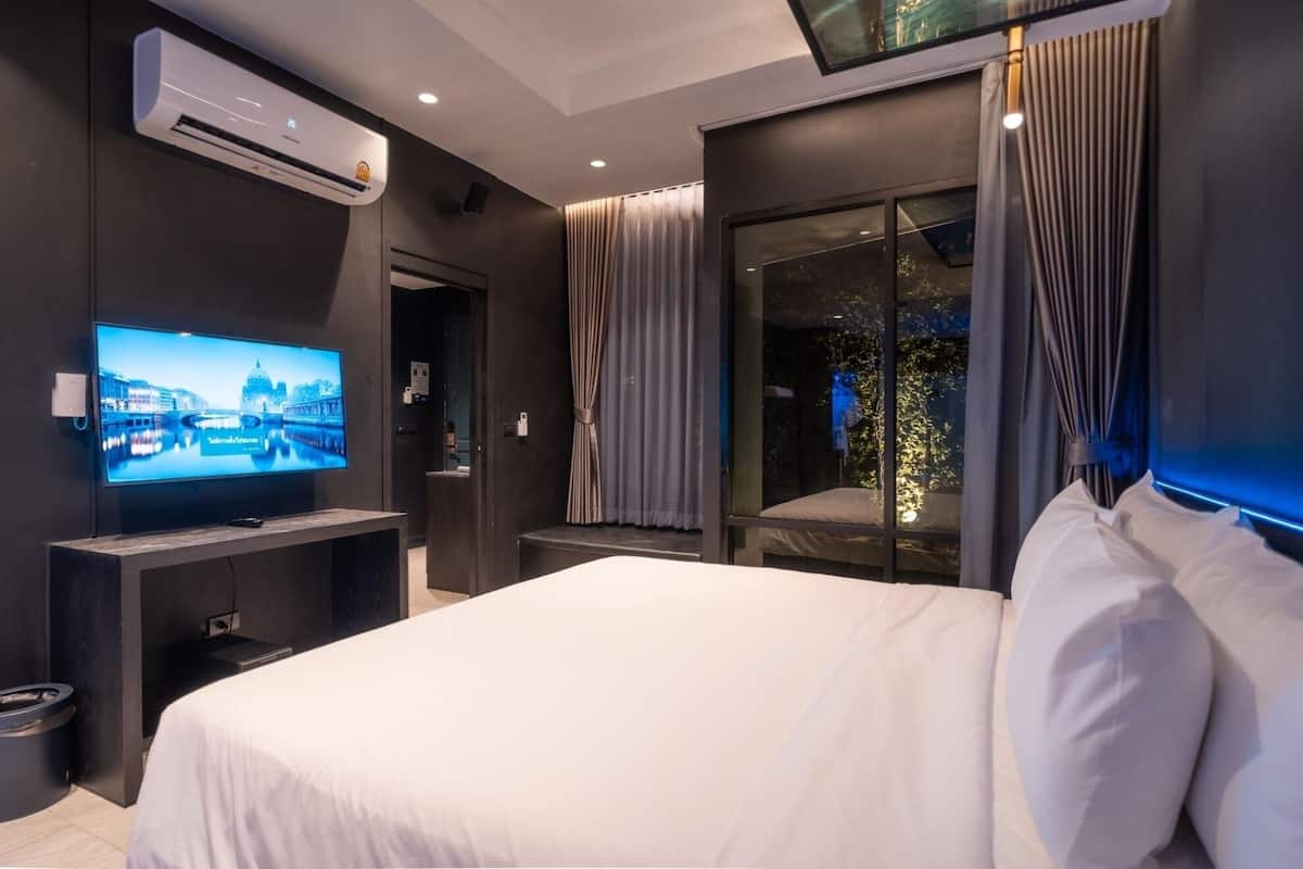 One Bedroom Suite with Jacuzzi | 책상, 무료 WiFi