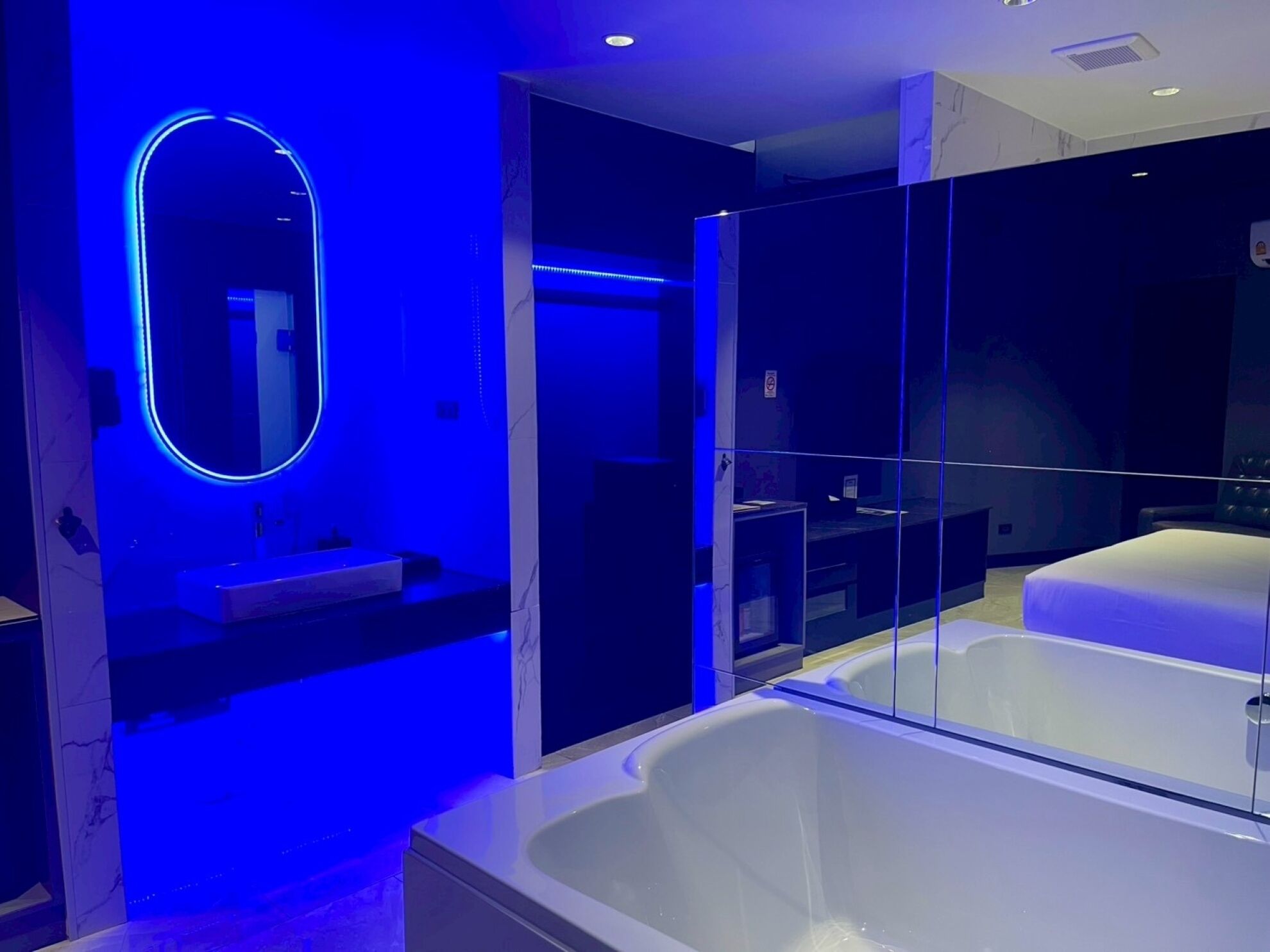 Deluxe with Jacuzzi | Salle de bain | Baignoire et douche séparées, sèche-cheveux, serviettes fournies, savon