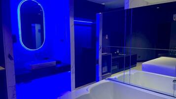 Deluxe with Jacuzzi | Salle de bain | Baignoire et douche séparées, sèche-cheveux, serviettes fournies, savon