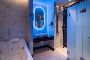 One Bedroom Suite with Jacuzzi | Badezimmer
