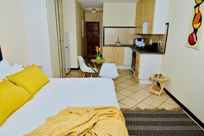 1 bedroom, iron/ironing board, Internet, bed sheets - Cozy Comfortable Apartment with pool (Akasia)