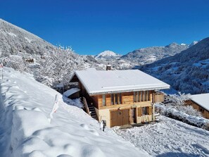 Exterior - Chalet Retreat Private Self Contained 4 to 6 Person Mountain Views Own Terrace (Les Villards-sur-Thônes)