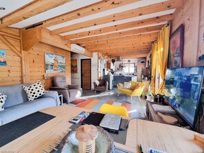 Books - Chalet Retreat Private Self Contained 4 to 6 Person Mountain Views Own Terrace (Les Villards-sur-Thônes)