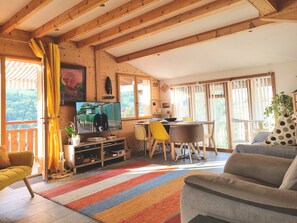 Books - Chalet Retreat Private Self Contained 4 to 6 Person Mountain Views Own Terrace (Les Villards-sur-Thônes)