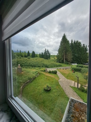 A view of a lush garden with a pathway, a small pond, and a variety of trees. - Vacation home/group house for up to 14 people Holl & Boll Pet-friendly (Clausthal-Zellerfeld)