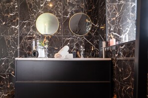 Douche, séchoir à cheveux, serviettes fournies