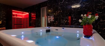 Holiday Home “Le Cocon Secret – Sauna – Jacuzzi” with Shared Garden and Wi-Fi