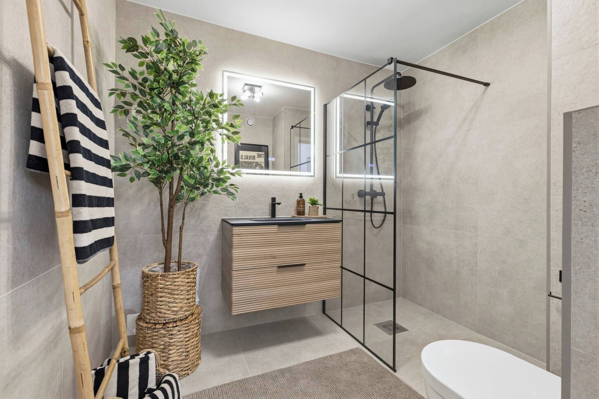 Shower, towels