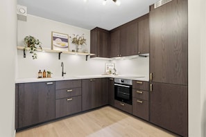 Fridge, oven, stovetop, dishwasher - Bright and cozy 3-bedroom apartment in Gamle Oslo (Oslo)