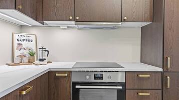 Fridge, oven, stovetop, dishwasher