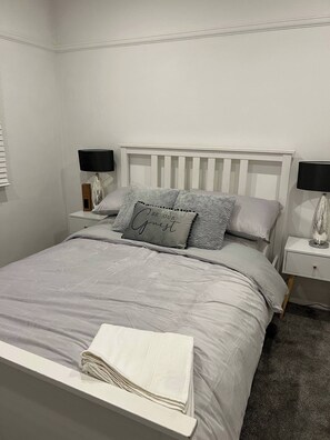 2 bedrooms, iron/ironing board, internet