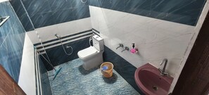 Deluxe Double Room, Balcony | Bathroom | Towels - Omji Niwas - Swastik Kharsali (Kharsali)