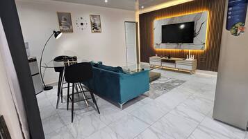 House, 1 Bedroom, Patio | Living area | Books