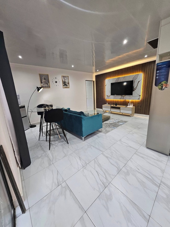 House, 1 Bedroom, Patio | Living area | Books