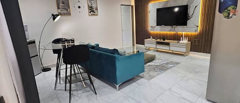 Casa, 1 habitación, patio | Área de sala de estar | Libros