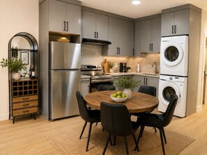 Private kitchen - Cozy Modern 3BR 2Bath Suite | Parking + Laundry (Surrey)