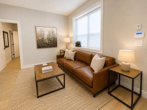 Smart TV - Cozy Modern 3BR 2Bath Suite | Parking + Laundry (Surrey)