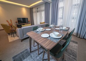 Apartment, 2 Schlafzimmer, Blick auf den Innenhof | Speisen
