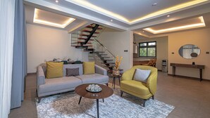 アパートメント 2 ベッドルーム コートヤードビュー | リビング エリア | 50 インチのスマートテレビ (デジタル放送視聴可)