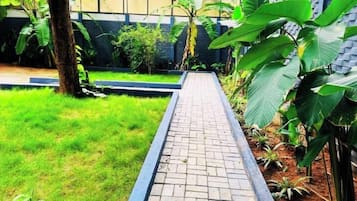 Villa, balcón, vistas a la piscina | Jardines del alojamiento